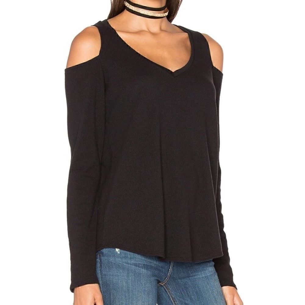 Chaser v-neck cold shoulder thermal top in black‎